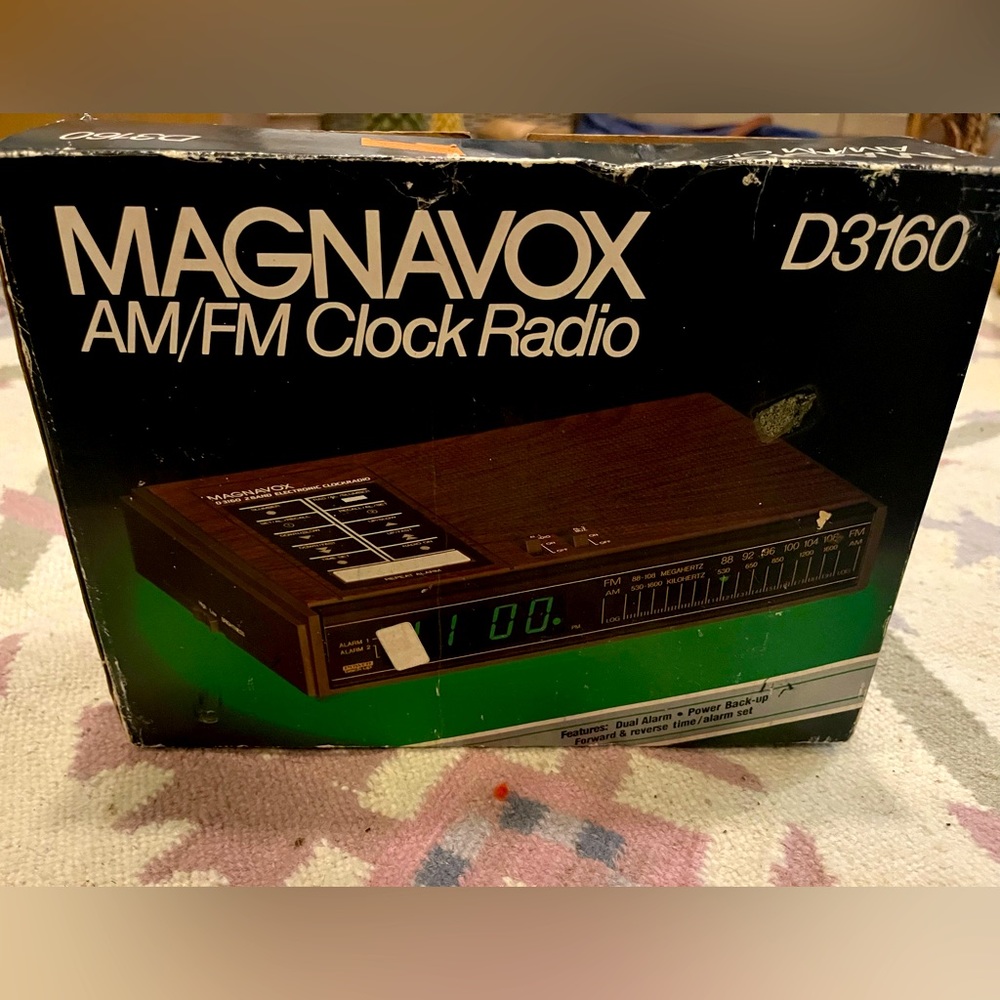 Vintage Magnavox AM/ FM Radio Alarm Clock